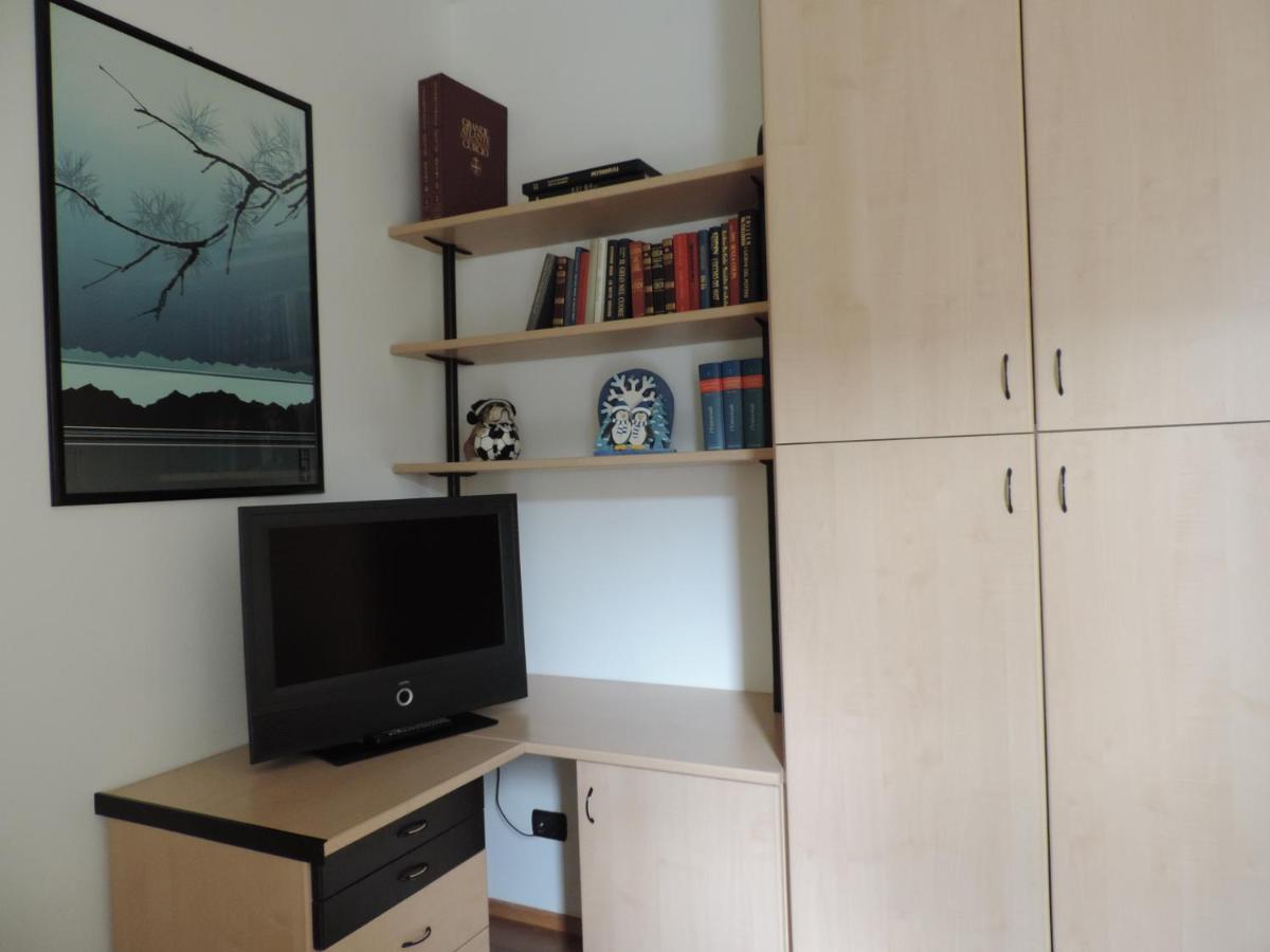 Casa Vacanza Il Glicine Casale Corte Cerro Bagian luar foto