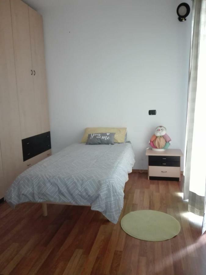 Casa Vacanza Il Glicine Casale Corte Cerro Bagian luar foto