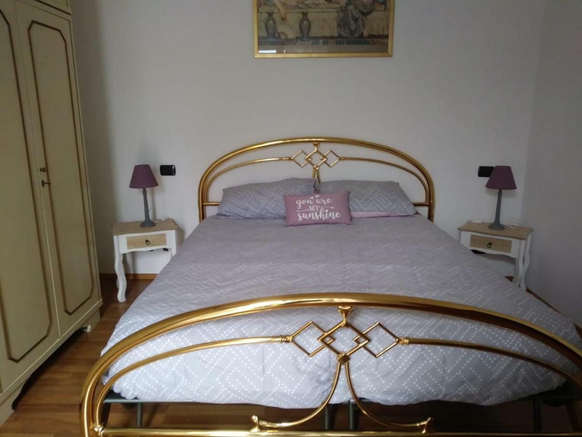 Casa Vacanza Il Glicine Casale Corte Cerro Bagian luar foto