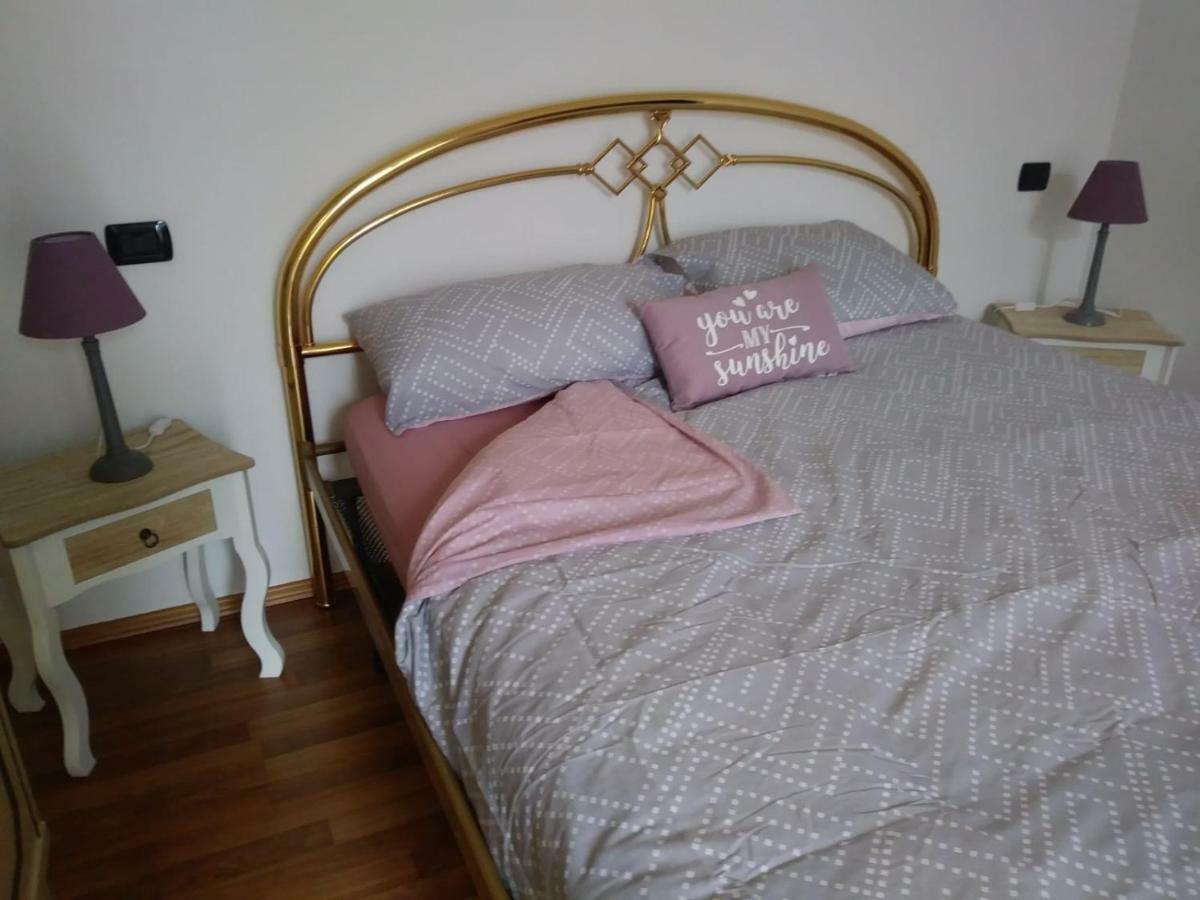 Casa Vacanza Il Glicine Casale Corte Cerro Bagian luar foto