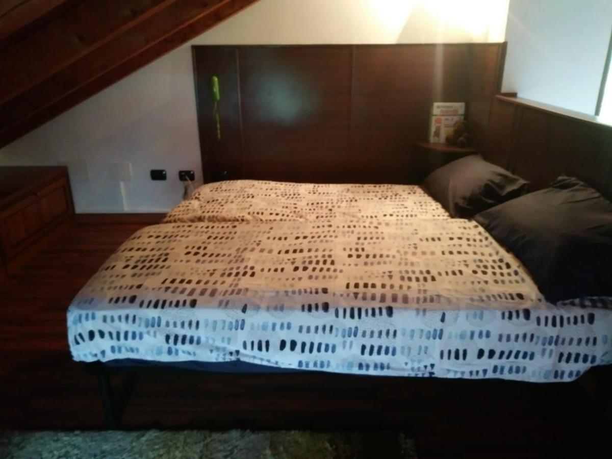 Casa Vacanza Il Glicine Casale Corte Cerro Bagian luar foto