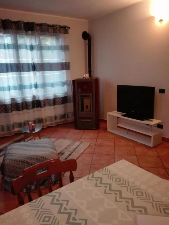 Casa Vacanza Il Glicine Casale Corte Cerro Bagian luar foto